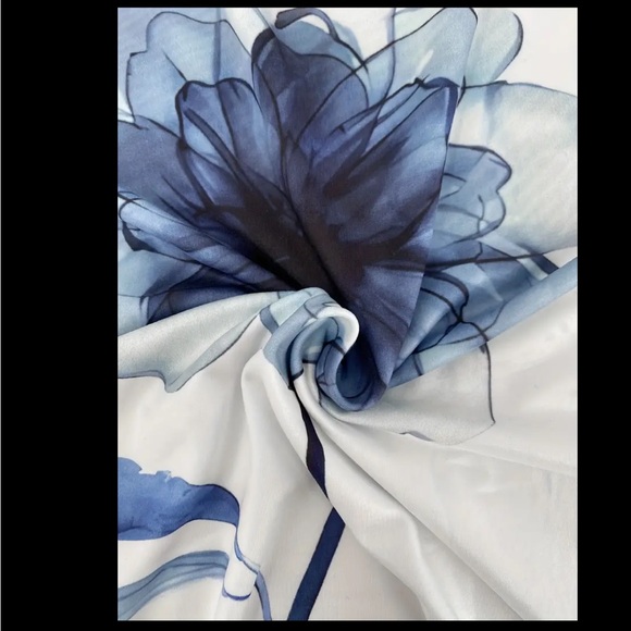 🔴 FINAL MARK ⬇️ - NWOT - Casual T-shirt, blue Floral Print Short Sleeve V-Neck - Picture 4 of 5